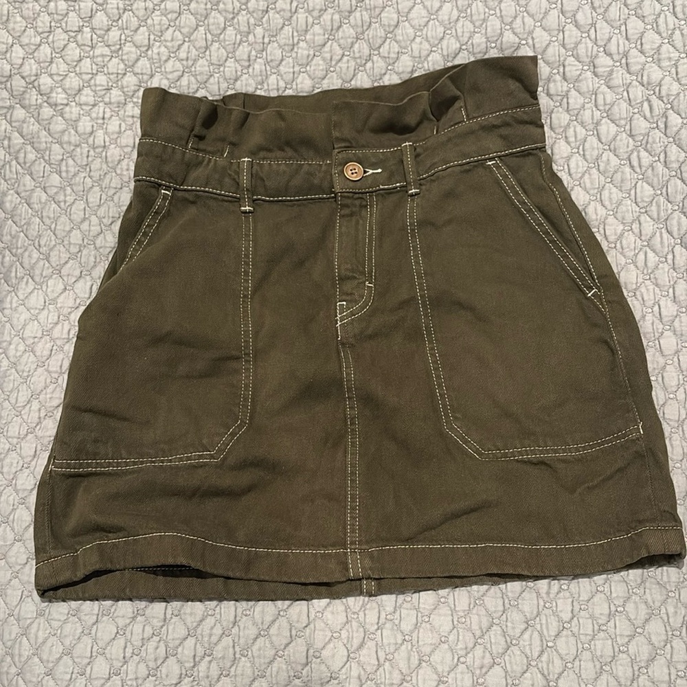 Free People Green Paperbag Mini Skirt

Missing belt